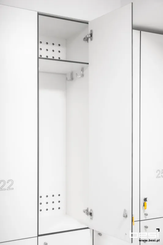 Węzeł sanitarny w Gliwicach — kabiny HPL — Szatnie