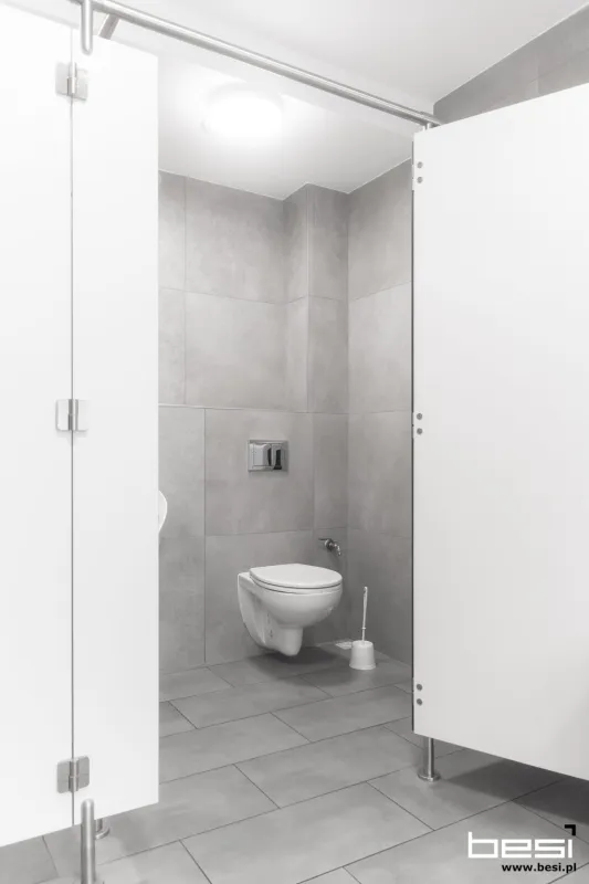 Węzeł sanitarny w Gliwicach — kabiny HPL — Sanitariaty