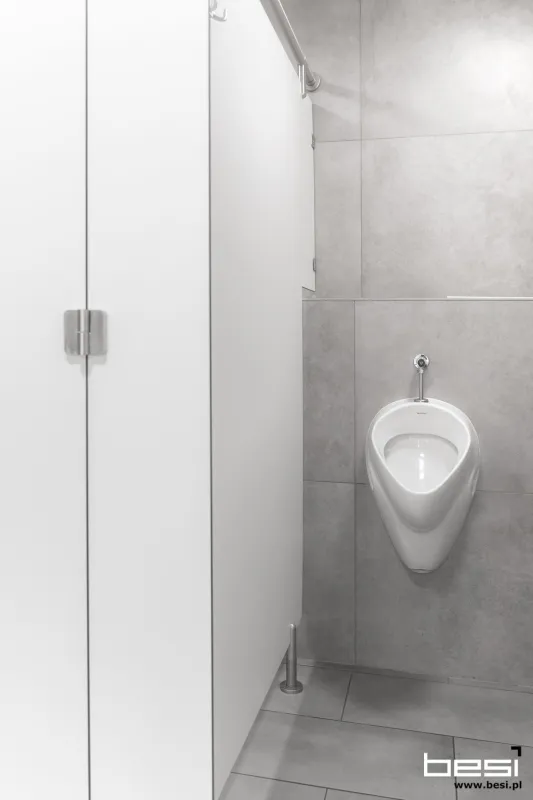 Węzeł sanitarny w Gliwicach — kabiny HPL — Sanitariaty