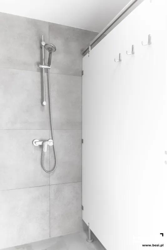 Węzeł sanitarny w Gliwicach — kabiny HPL — Sanitariaty