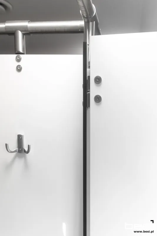 Węzeł sanitarny w Gliwicach — kabiny HPL — Sanitariaty