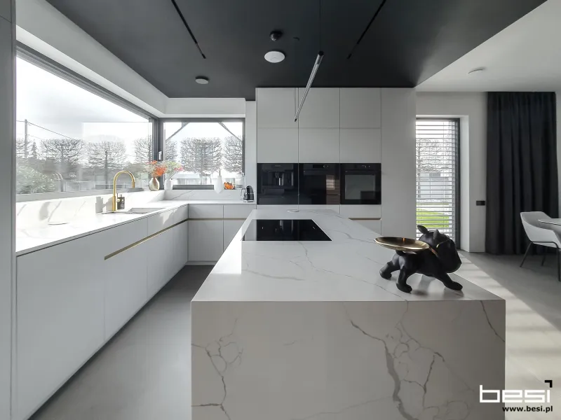 Dom w Gliwicach — fornir, biel i calacatta