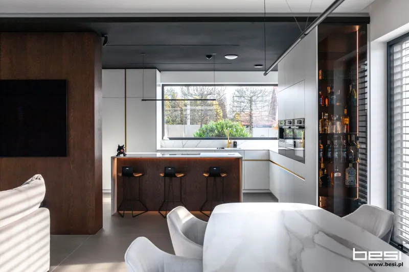 Dom w Gliwicach — fornir, biel i calacatta — Kuchnia i salon