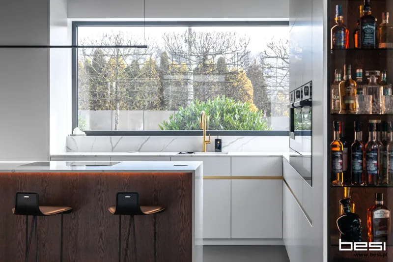 Dom w Gliwicach — fornir, biel i calacatta — Kuchnia i salon