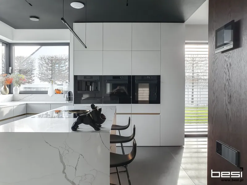 Dom w Gliwicach — fornir, biel i calacatta — Kuchnia i salon