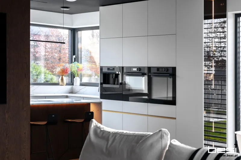 Dom w Gliwicach — fornir, biel i calacatta — Kuchnia i salon