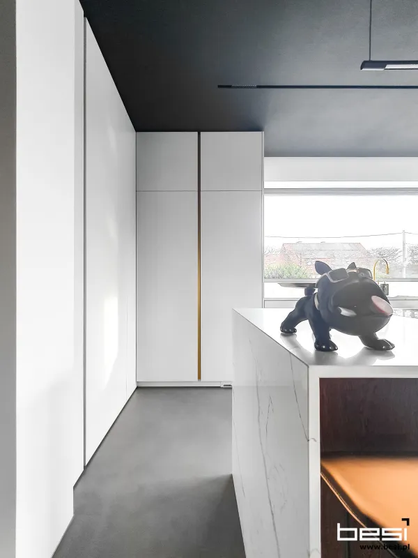 Dom w Gliwicach — fornir, biel i calacatta — Kuchnia i salon