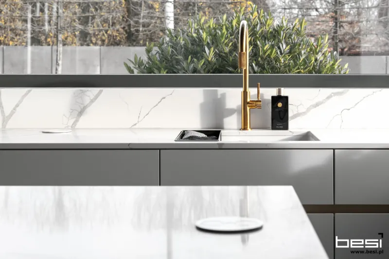Dom w Gliwicach — fornir, biel i calacatta — Kuchnia i salon