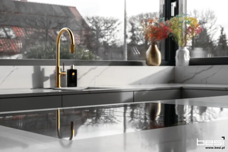 Dom w Gliwicach — fornir, biel i calacatta — Kuchnia i salon