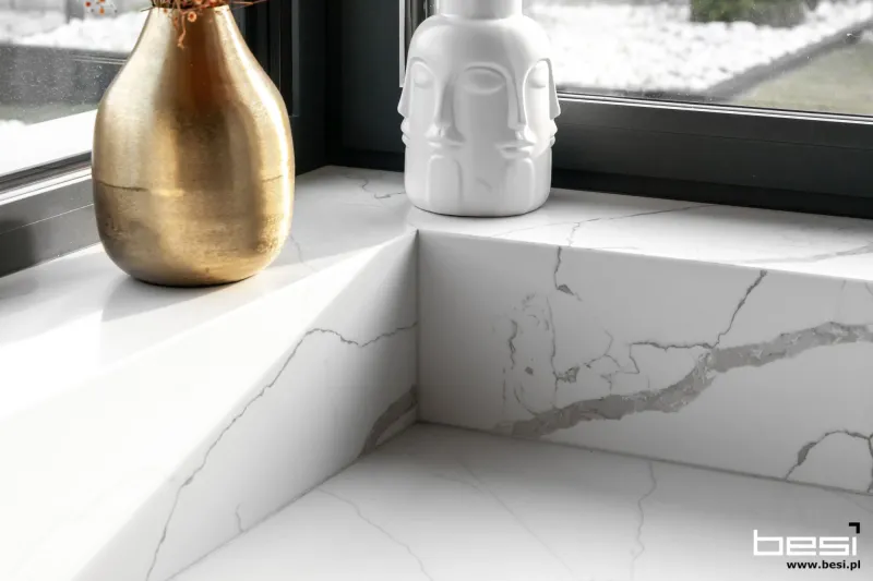 Dom w Gliwicach — fornir, biel i calacatta — Kuchnia i salon