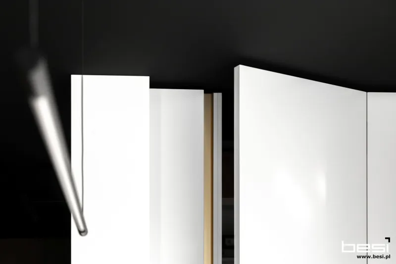 Dom w Gliwicach — fornir, biel i calacatta — Kuchnia i salon