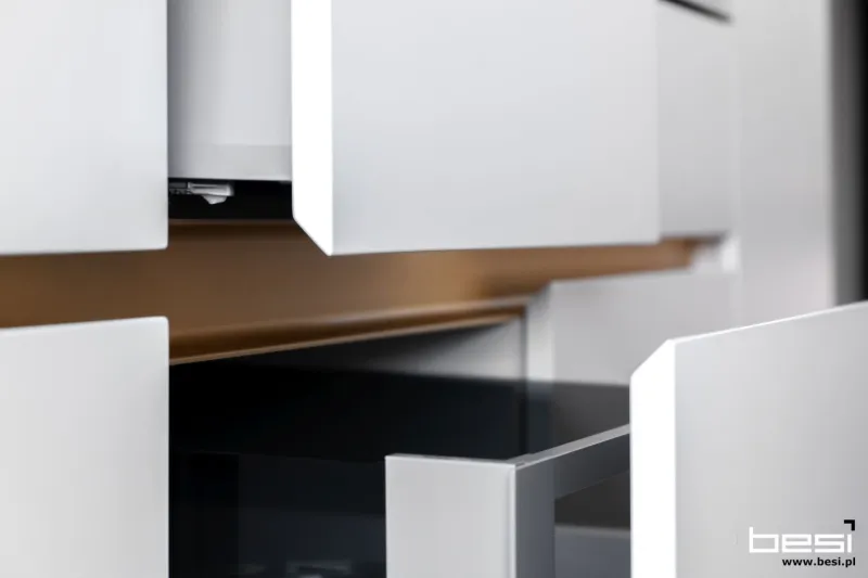 Dom w Gliwicach — fornir, biel i calacatta — Kuchnia i salon