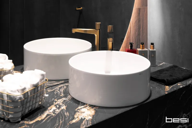 Dom w Gliwicach — fornir, biel i calacatta — Parter WC