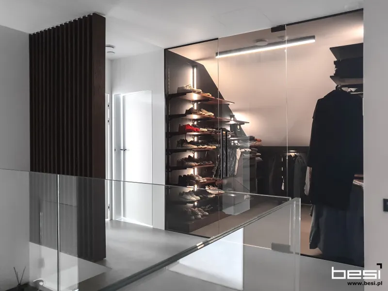 Dom w Gliwicach — fornir, biel i calacatta — Garderoba