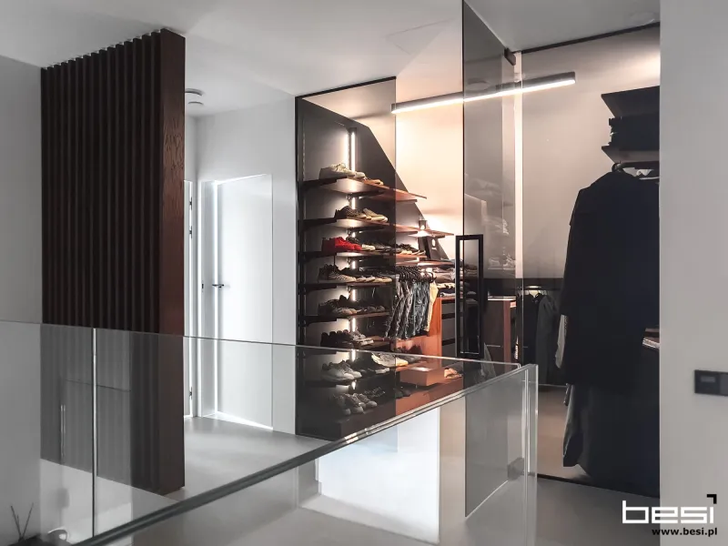 Dom w Gliwicach — fornir, biel i calacatta — Garderoba