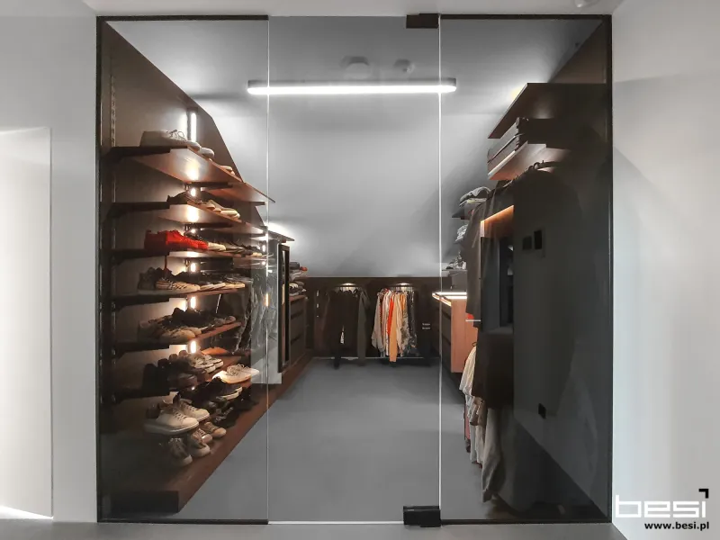 Dom w Gliwicach — fornir, biel i calacatta — Garderoba