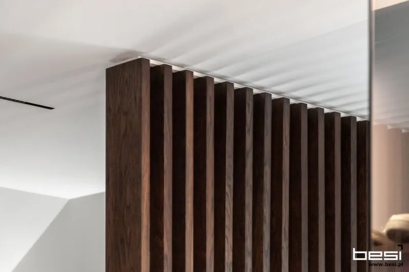 Dom w Gliwicach — fornir, biel i calacatta — Garderoba