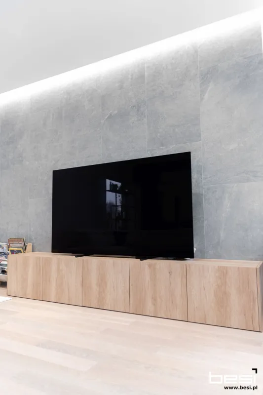 Dom w Gliwicach — lamele sufitowe, dąb i biel — Salon