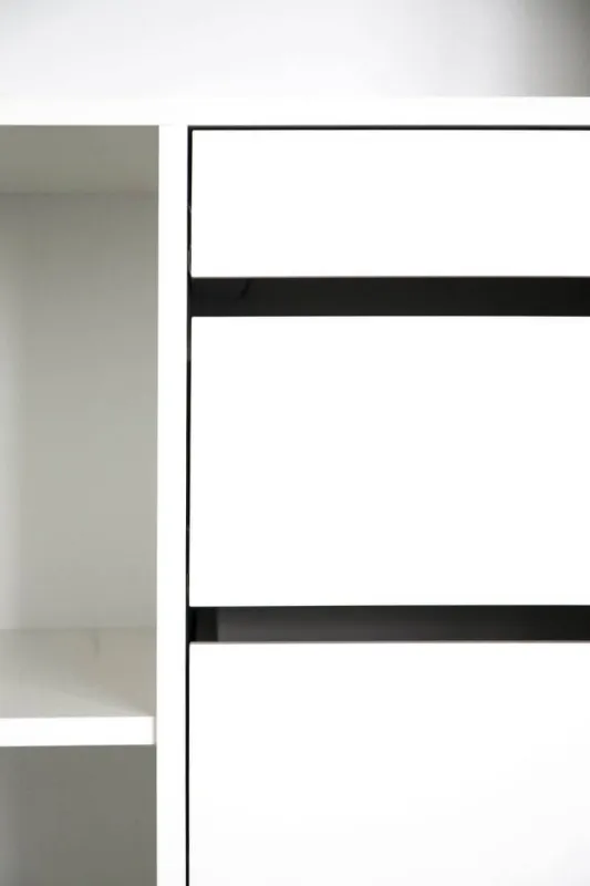 01 8 3