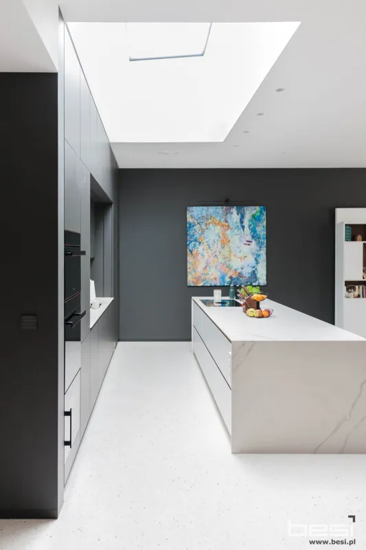 Dom w Mikołowie — grafit, biel i miedź — Kuchnia i salon