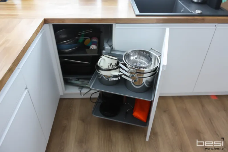 Studio meblowe BESI www.besi.pl