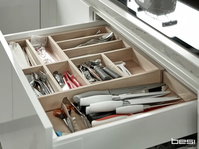 Dom w Tychach — ciemny dąb i biel — Kuchnia