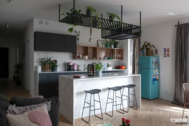 Mieszkanie w Gliwicach — loft i biały jasny kamień — Kuchnia