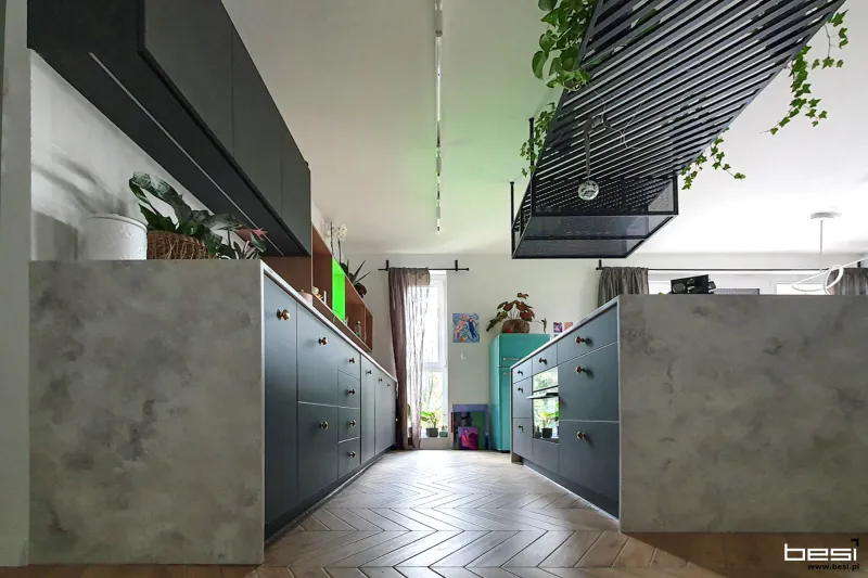 Mieszkanie w Gliwicach — loft i biały jasny kamień — Kuchnia