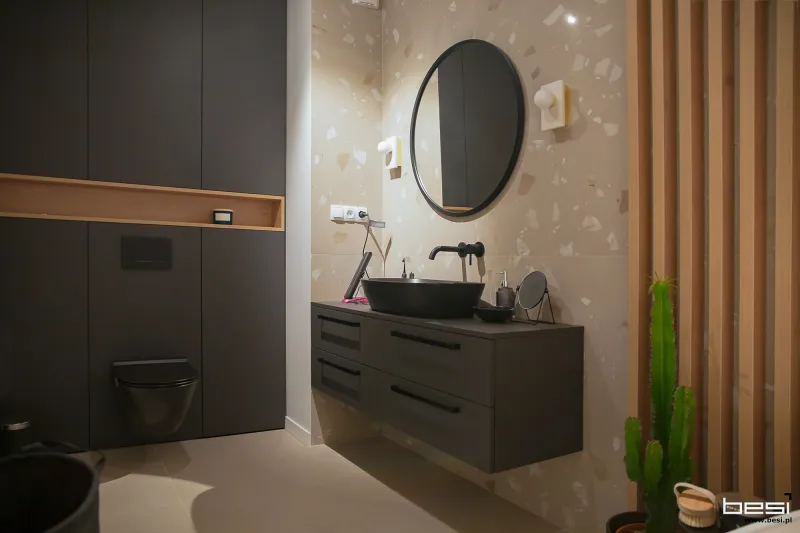 Mieszkanie w Gliwicach — loft i biały jasny kamień — Łazienki