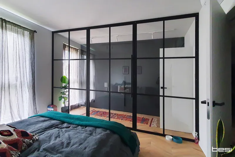 Mieszkanie w Gliwicach — loft i biały jasny kamień — Garderoba
