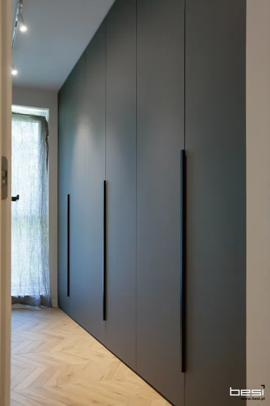 Mieszkanie w Gliwicach — loft i biały jasny kamień — Garderoba