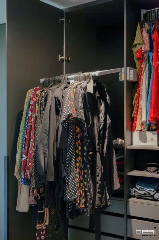 Mieszkanie w Gliwicach — loft i biały jasny kamień — Garderoba