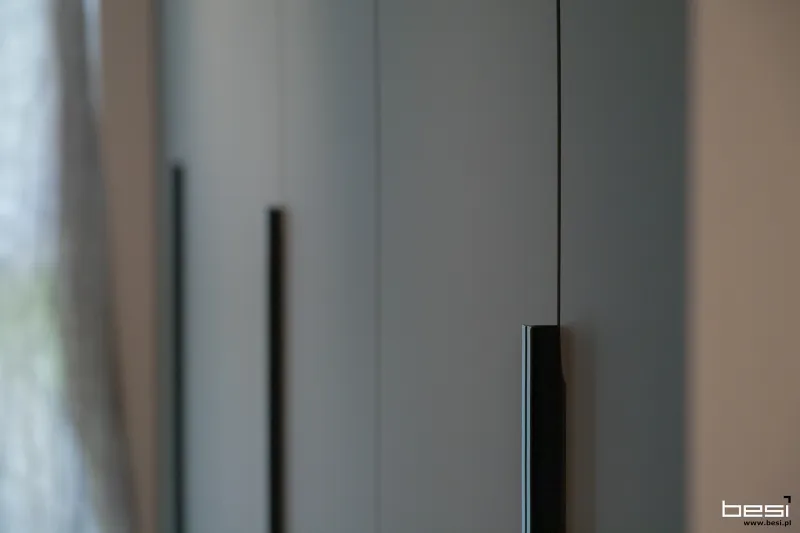 Mieszkanie w Gliwicach — loft i biały jasny kamień — Garderoba