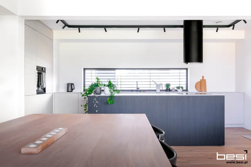 Dom w Bobrownikach — czarne ryfle i Dekton — Kuchnia