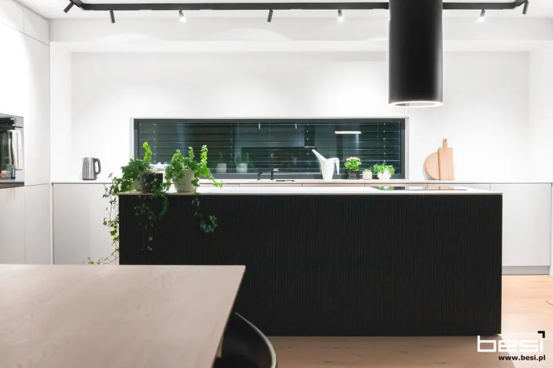 Dom w Bobrownikach — czarne ryfle i Dekton — Kuchnia