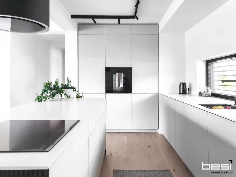 Dom w Bobrownikach — czarne ryfle i Dekton — Kuchnia