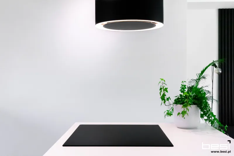Dom w Bobrownikach — czarne ryfle i Dekton — Kuchnia