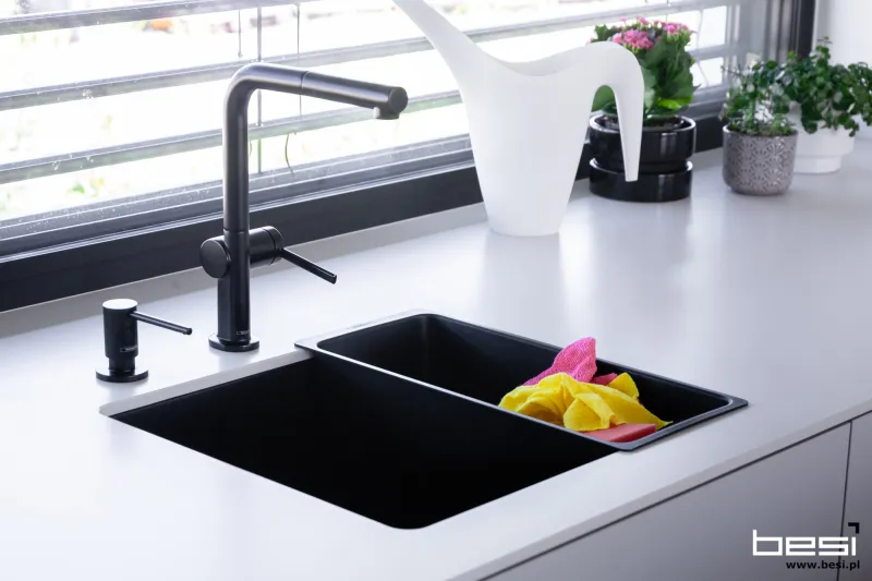 Dom w Bobrownikach — czarne ryfle i Dekton — Kuchnia