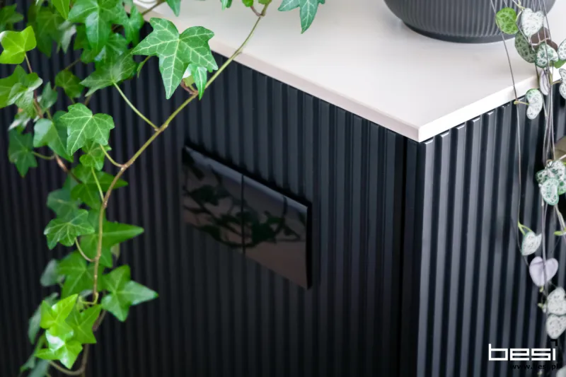 Dom w Bobrownikach — czarne ryfle i Dekton — Kuchnia
