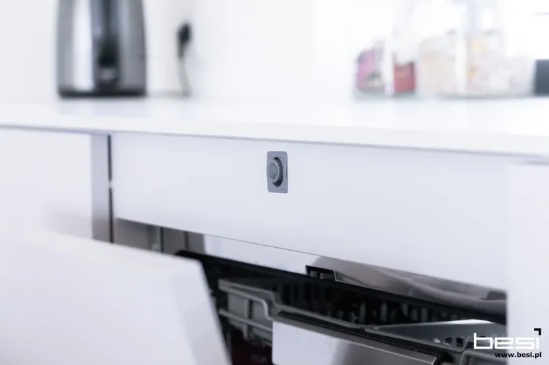 Dom w Bobrownikach — czarne ryfle i Dekton — Kuchnia