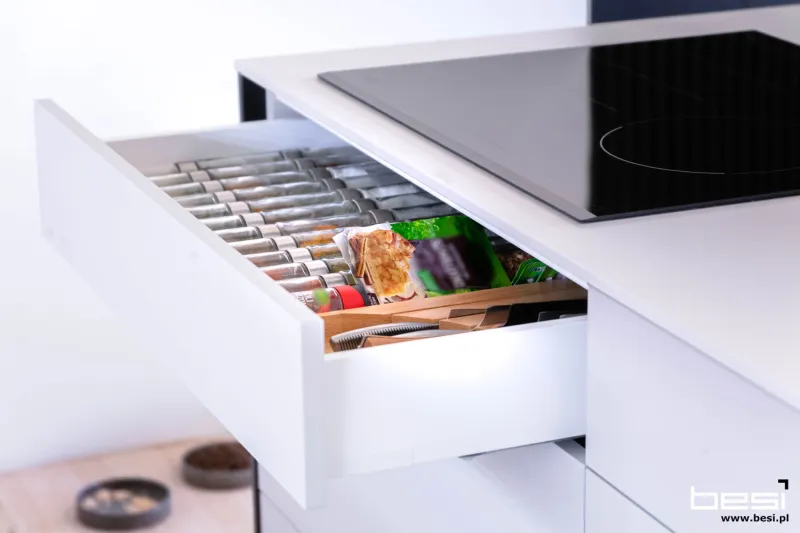 Dom w Bobrownikach — czarne ryfle i Dekton — Kuchnia