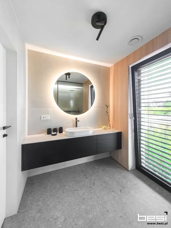 Dom w Bobrownikach — czarne ryfle i Dekton — Łazienka