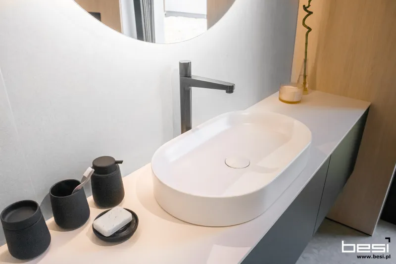 Dom w Bobrownikach — czarne ryfle i Dekton — Łazienka