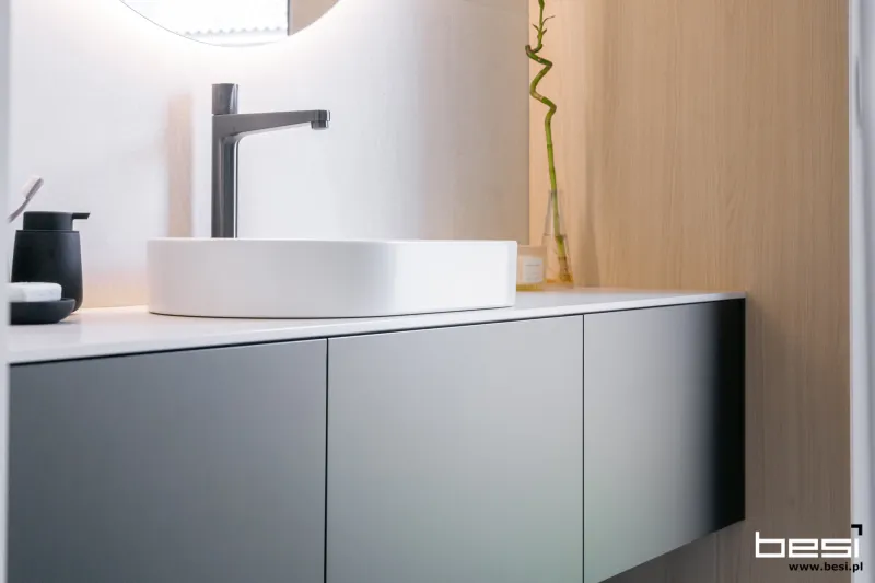 Dom w Bobrownikach — czarne ryfle i Dekton — Łazienka