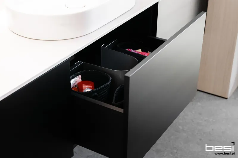Dom w Bobrownikach — czarne ryfle i Dekton — Łazienka