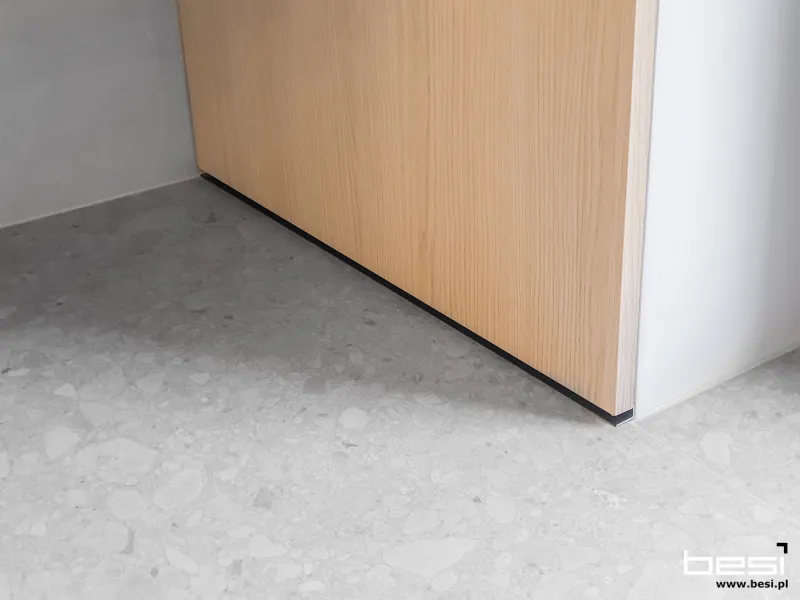 Dom w Bobrownikach — czarne ryfle i Dekton — Łazienka