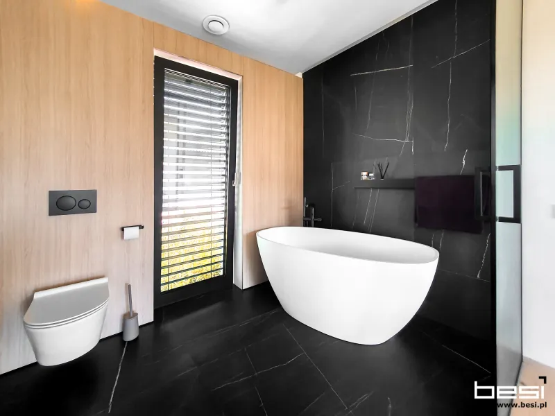 Dom w Bobrownikach — czarne ryfle i Dekton — Łazienka przy sypialni