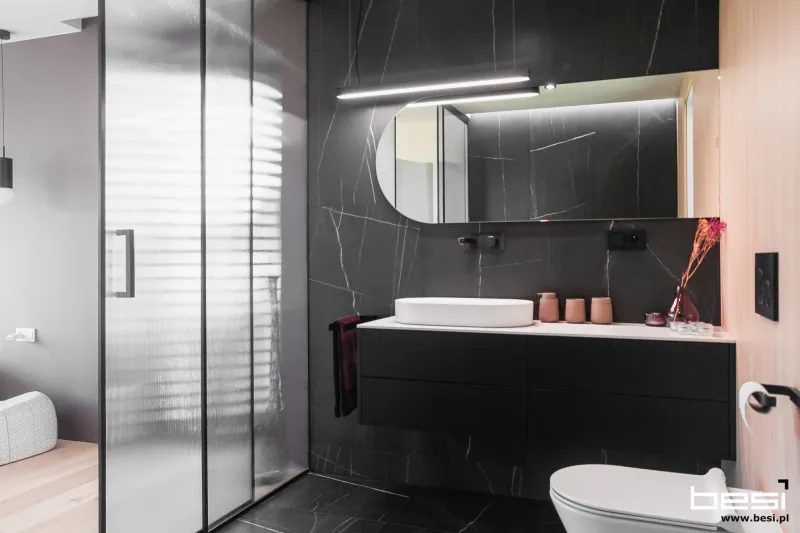 Dom w Bobrownikach — czarne ryfle i Dekton — Łazienka przy sypialni