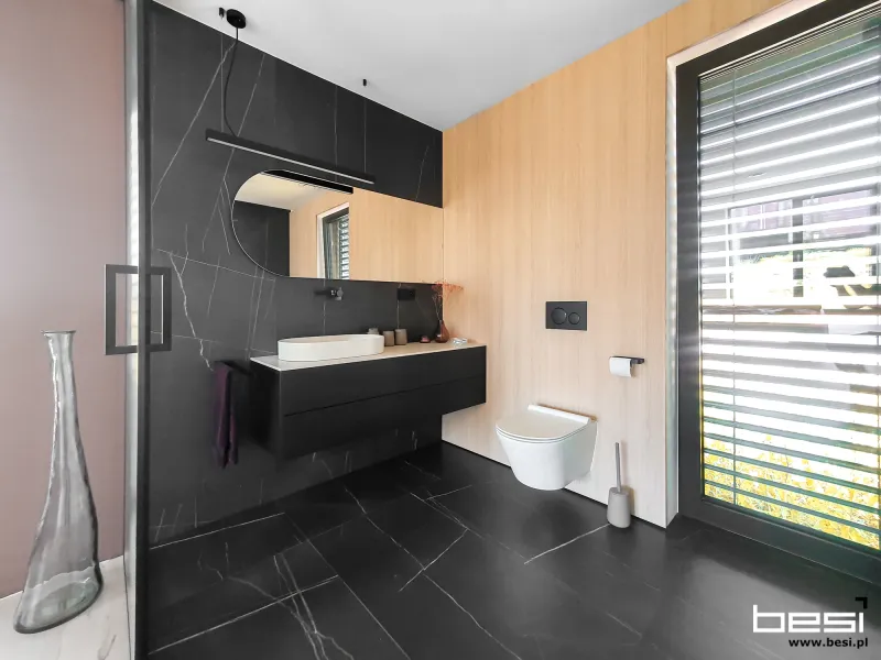 Dom w Bobrownikach — czarne ryfle i Dekton — Łazienka przy sypialni