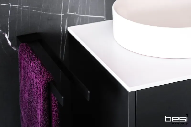 Dom w Bobrownikach — czarne ryfle i Dekton — Łazienka przy sypialni